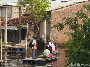 Cerita Pelajar di Sayung Demak 6 Bulan Naik Getek ke Sekolah gegara Banjir