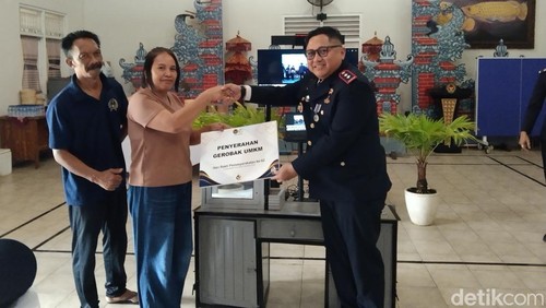 Kalapas Kelas IIB Tabanan, Prawira Hadiwidjojo memberikan bantuan gerobak UMKM kepada keluarga warga binaan. /Krisna Pradipta