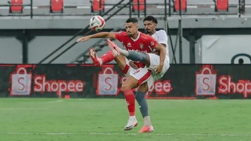 Bek PSM Makassar Aloisio Neto berduel dengan striker Bali United Boris Kopitovic dalam laga Super League di Stadion Kapten I Wayan Dipta.