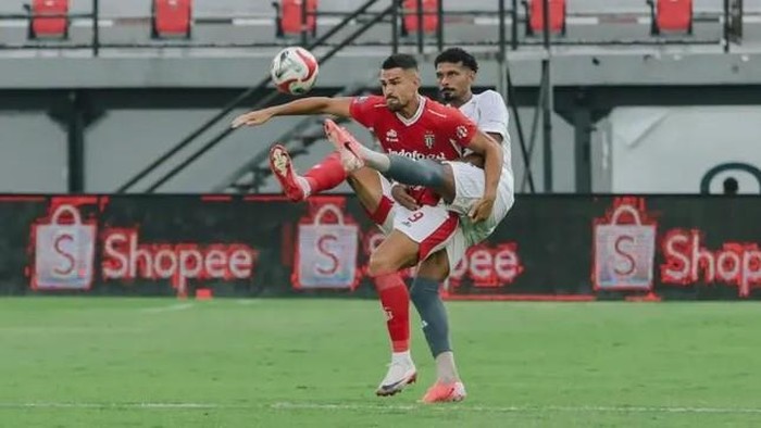 Bek PSM Makassar Aloisio Neto berduel dengan striker Bali United Boris Kopitovic dalam laga Super League di Stadion Kapten I Wayan Dipta.
