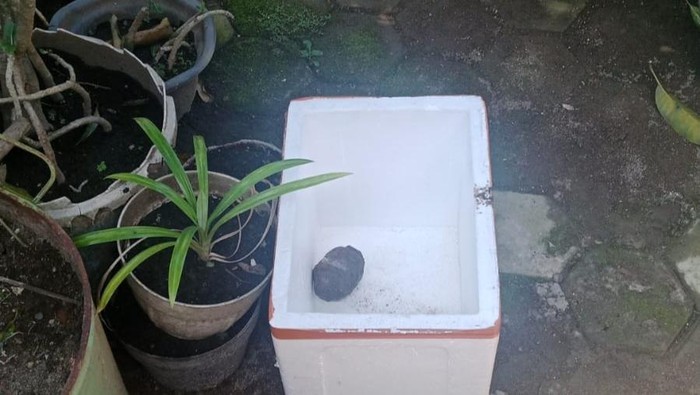 Benda diduga granat jenis nanas ditemukan di sekitar rumah warga di Kota Cirebon