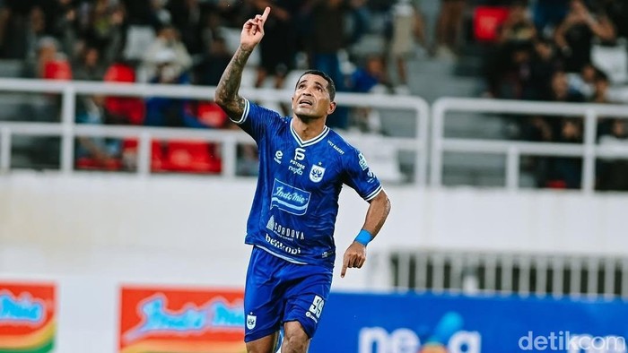 Selebrasi Beto Goncalves yang selalu menunjukan jari ke atas merupakan ungkapan terima kasih kepada Tuhan.