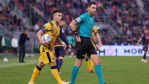 BOLOGNA, ITALY - APRIL 20: Lautaro Martinez of FC Internazionale talks with Andrea Colombo, referee of the match during the Serie A match between Bologna and FC Internazionale at Stadio Renato DallAra on April 20, 2025 in Bologna, Italy. (Photo by Emmanuele Ciancaglini/Ciancaphoto Studio/Getty Images)