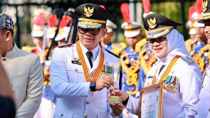 Bupati Banyuwangi Ipuk Fiestiandan saat menerima penghargaan dari Menteri Dalam Negeri yang diberikan langsung oleh Wamendagri Bima Arya