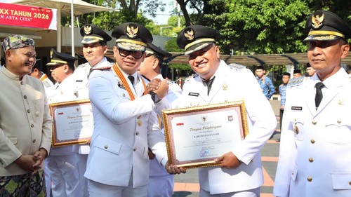 Bupati Gianyar, I Made Agus Mahayastra, menerima penghargaan peringkat ketujuh terbaik dalam Evaluasi Penyelenggaraan Pemerintahan Daerah (EPPD) 2025 di Jakarta, Senin (27/4/2026). (Dok. Pemkab Gianyar)