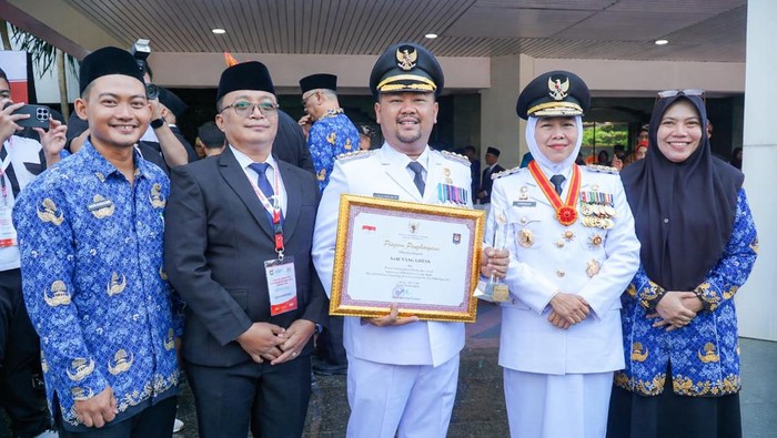 Bupati Gresik Fandi Akhmad Yani menerima piagam penghargaan tertinggi EPPD 2026.