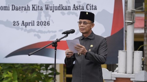 Bupati Klungkung I Made Satria memimpin apel upacara peringatan hari otonomi daerah ke-30 di Klungkung, Senin (27/4/2026). Dok. Humas Pemkab Klungkung.