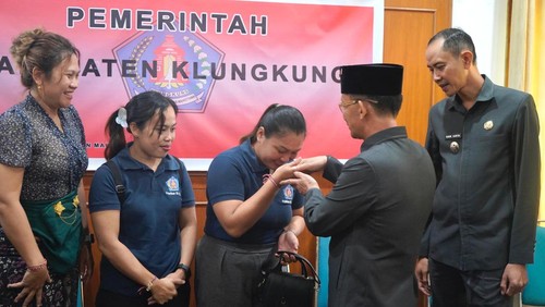 Bupati Klungkung, I Made Satria, melepas dua PMI yang akan berangkat ke Turki untuk menjadi terapis, Senin (27/4/2026). (Dok. Pemkab Klungkung)