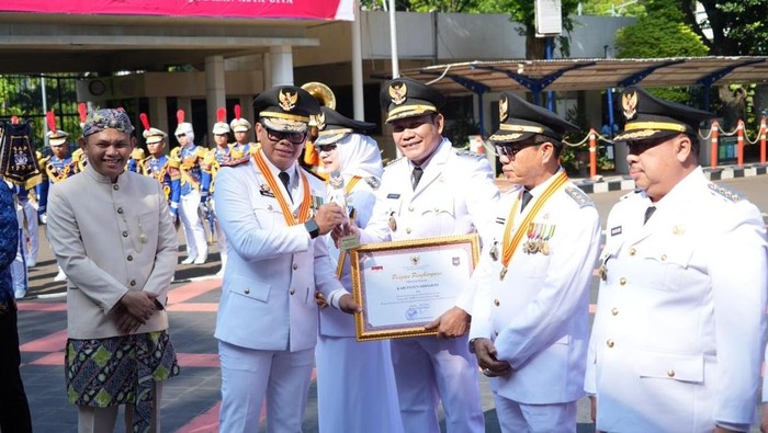 Bupati Subandi saat menerima penghargaan Kinerja Tertinggi se-Indonesia.