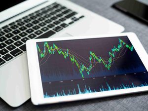 Hijau Seharian, IHSG Ditutup Menguat ke Level 7.174