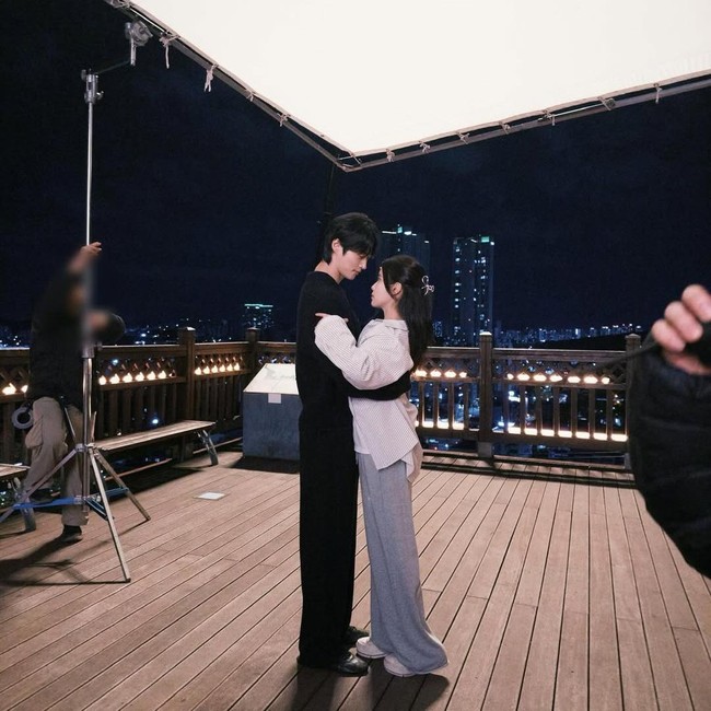 Potret IU-Byeon Woo Seok di Loksyut Drakor Perfect Crown