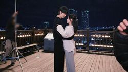 Potret IU-Byeon Woo Seok di Loksyut Drakor Perfect Crown