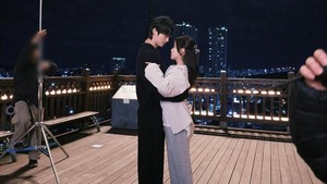 Byeon Woo Seok pamer momen saat syuting latihan dance waltz. Di drakornya, Seong Hui Ju dan Pangeran Ian berdansa di acara resmi kerajaan. (Foto: dok. Instagram @byeonwooseok)