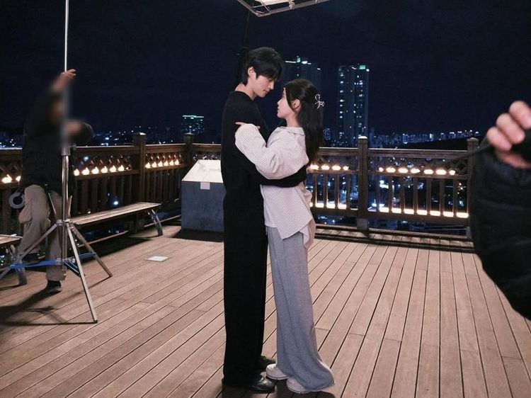 Potret IU-Byeon Woo Seok di Loksyut Drakor Perfect Crown