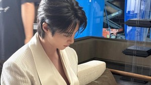 Momen Byeon Woo Seok serius baca naskah. (Foto: dok. Instagram @byeonwooseok)