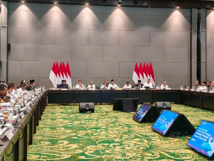 Cak Imin pimpin rapat evaluasi pelaksanaan penanggulangan kemiskinan tingkat menteri yang diselenggarakan di gedung BP Jamsostek (Kurniawan/detikcom)