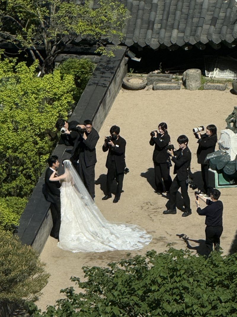 Detail foto pernikahan Ok TaecYeon tersebar di media sosial. Detail foto pernikahan Ok TaecYeon tersebar di media sosial.
