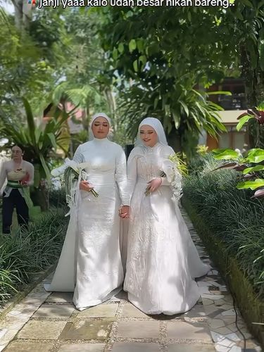 Dua kakak beradik viral usai wujudkan janji masa kecil untuk menikah di hari yang sama. Momen syahdu dan penuh haru ini langsung jadi sorotan Dua kakak beradik viral usai wujudkan janji masa kecil untuk menikah di hari yang sama. Momen syahdu dan penuh haru ini langsung jadi sorotan