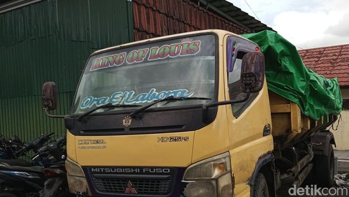 Dump truk yang diamankan dalam kasus penimbunan solar subsidi di Manggarai Timur, NTT.
