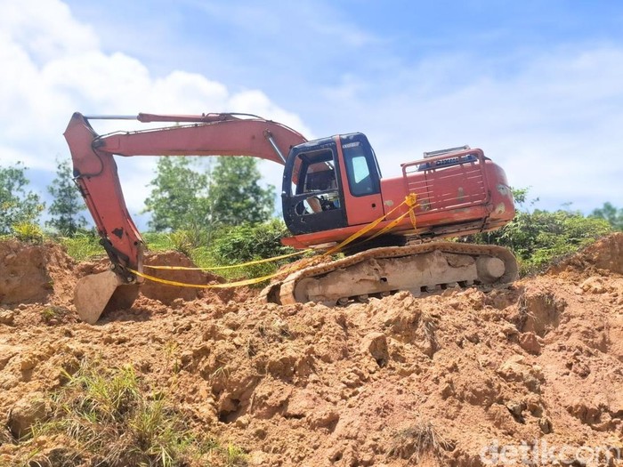 Ekskavator di Kota Tarakan, Kalimantan Utara (Kaltara), disegel petugas Kesatuan Pengelolaan Hutan (KPH) Kota Tarakan. Ekskavator tersebut diduga digunakan untuk membabat kawasan Hutan Lindung.