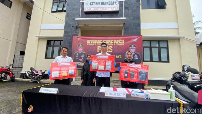 Ekspos penangkapan jaringan pengedar sabu di Polres Tasikmalaya, Senin (27/4/2026)