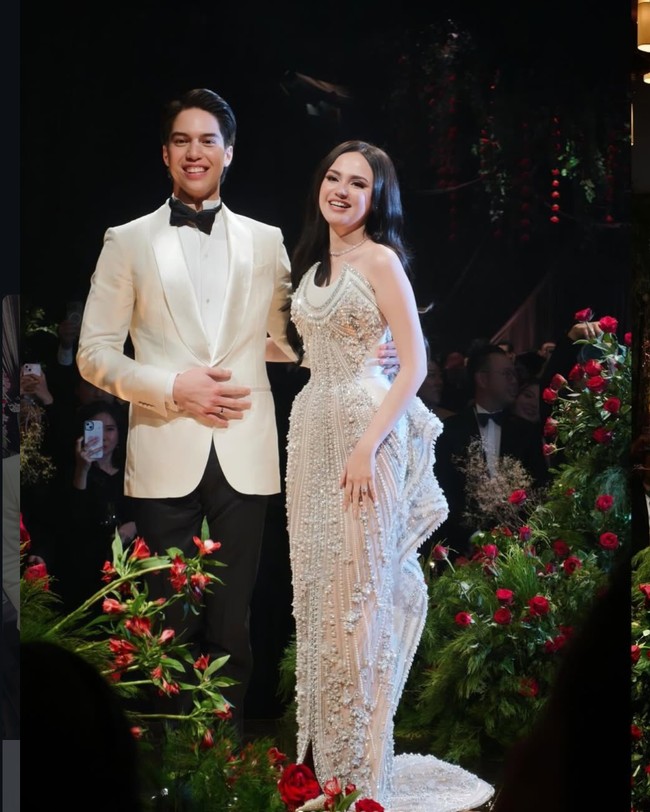 Setelah resmi menjadi pasangan suami-istri, El Rumi dan Syifa Hadju melanjutkan ke acara resepsi pernikahan pada sore harinya. Kenakan busana bernuansa putih, El dan Syifa tampil bak raja dan ratu semalam. Foto: Instagram/@thebridedept