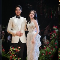 Setelah resmi menjadi pasangan suami-istri, El Rumi dan Syifa Hadju melanjutkan ke acara resepsi pernikahan pada sore harinya. Kenakan busana bernuansa putih, El dan Syifa tampil bak raja dan ratu semalam. Foto: Instagram/@thebridedept