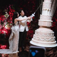 El tampil rapi dengan setelan tuxedo bernuansa putih gading. Jasnya memiliki potongan tailored fit yang pas di badan, dipadukan dengan kemeja putih bersih dan dasi kupu-kupu hitam yang menambah kesan formal. Celana hitam yang dikenakan turut memberi kontras tegas, membuat keseluruhan look terlihat timeless. Foto: Instagram/@thebridedept