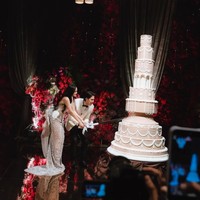 Sementara Syifa tampil cantik dalam balutan gaun rancangan Tex Saverio. Gaun berwarna sampanye itu terlihat mewah dengan dipenuhi detail payet. Siluet body-hugging menonjolkan lekuk tubuh secara elegan, dengan aksen drapery dan tekstur berlapis yang membuatnya terlihat mewah dan berdimensi.  Foto: Instagram/@thebridedept