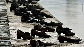 Deretan sepatu korban Holocaust di tepi Sungai Danube, Budapest. Instalasi ini menjadi simbol mengenang ribuan korban yang dieksekusi di lokasi tersebut. Foto: Boredpanda
