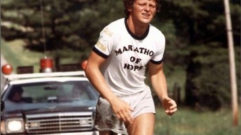 Terry Fox, pelari asal Kanada, berlari dalam “Marathon of Hope” (1980) dengan kaki prostetik untuk menggalang dana penelitian kanker. Foto: Boredpanda