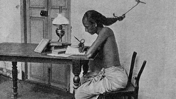 Mahasiswa di India mengikat rambutnya ke dinding agar tidak tertidur saat belajar malam, sebuah cara ekstrem menjaga fokus di era awal 1900-an. Foto: Boredpanda