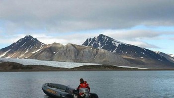 Perbandingan gletser di wilayah Arktik dari masa lalu dan sekarang. Es yang dulu menjulang kini menyusut drastis akibat perubahan iklim. Foto: Boredpanda