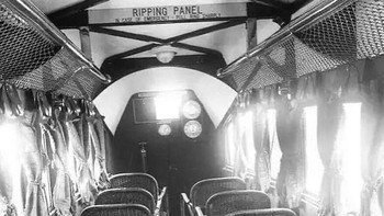 Interior pesawat penumpang era awal 1900-an. Kursi rotan dan desain sederhana menunjukkan betapa berbeda pengalaman terbang dulu. Foto: Boredpanda