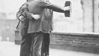 Sekelompok fotografer Byron Company berfoto selfie di atap studio Manhattan pada 1920. Mereka memegang kamera besar secara bergantian untuk memotret diri sendiri—menjadi salah satu contoh awal selfie modern, jauh sebelum era smartphone. Foto: Boredpanda