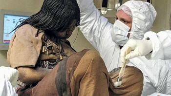 La Doncella, mumi remaja Inca berusia sekitar 15 tahun, ditemukan pada 1999 di puncak Gunung Llullaillaco (perbatasan Chile–Argentina). Ia merupakan bagian dari ritual capacocha, di mana anak-anak dipilih sebagai persembahan untuk Dewa Matahari Inti dan dikorbankan di ketinggian ekstrem lebih dari 500 tahun lalu. Foto: Boredpanda