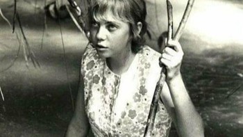 Juliane Koepcke, remaja 17 tahun yang selamat dari kecelakaan pesawat LANSA 508 pada 1971. Ia terlempar dari ketinggian sekitar 3 km, lalu bertahan hidup 10 hari sendirian di hutan Amazon—menjadi satu-satunya dari 93 orang di pesawat yang selamat. Foto: Boredpanda