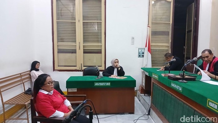 Foto : Tusiyah saat divonis di ruang Cakra 5 di Pengadilan Negeri (PN) Medan, Senin (27/4/2026) malam
(Juita Sinuhaji/detikSumut)