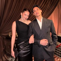 Enzy Storia memilih gaun simple dan elegan dengan potongan asimetris di bahu. Aktris sekaligus presenter ini juga menata rambutnya bergaya sleek minimalis, sementara riasan wajah bernuansa soft-nude. Foto: Instagram