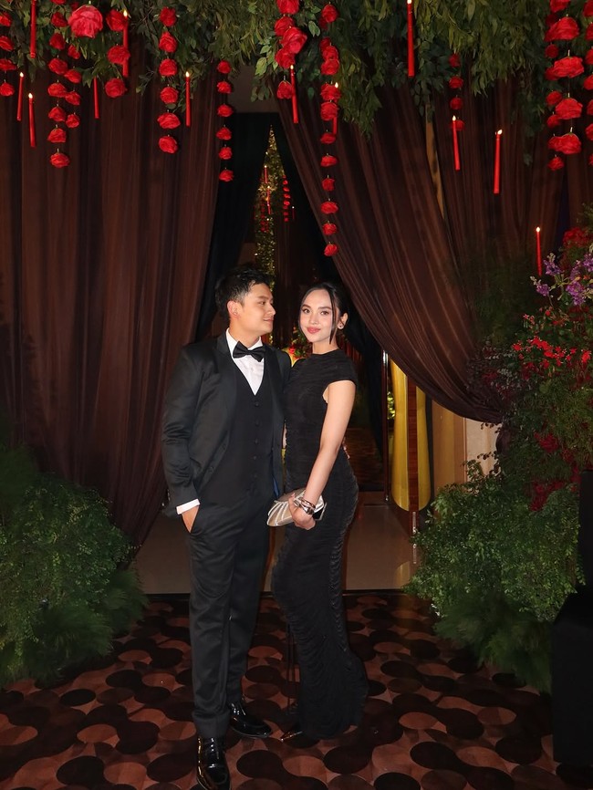 Lyodra Ginting tampil simple mengenakan smock dress panjang hitam. Clutch emas melengkapi keseluruhan busana yang memberi kesan mewah. Foto: Instagram