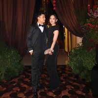 Lyodra Ginting tampil simple mengenakan smock dress panjang hitam. Clutch emas melengkapi keseluruhan busana yang memberi kesan mewah. Foto: Instagram
