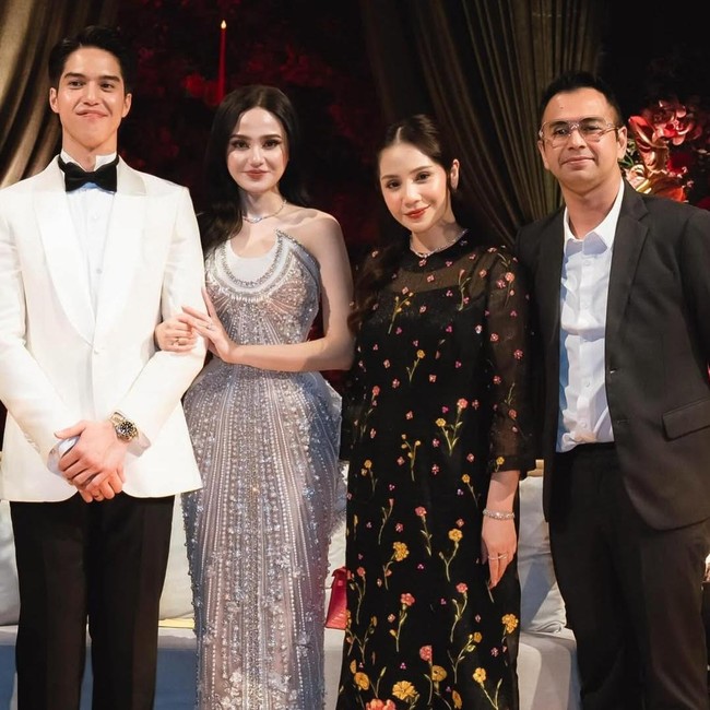 Adu Gaya 8 Artis Berbaju Hitam ke Kondangan El-Syifa, Elegan hingga Seksi