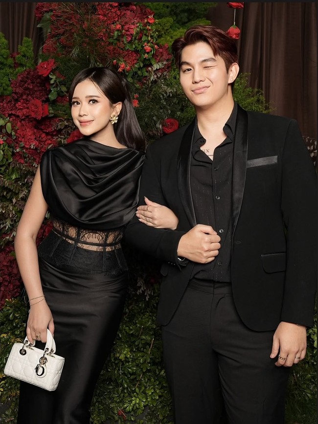Gaun hitam berdetail drapery dan lace jadi pilihan Brisia Jodie ke kondangan El Rumi dan Syifa Hadju. Memberi nuansa feminin sekaligus elegan. Foto: Instagram