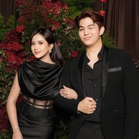 Gaun hitam berdetail drapery dan lace jadi pilihan Brisia Jodie ke kondangan El Rumi dan Syifa Hadju. Memberi nuansa feminin sekaligus elegan. Foto: Instagram