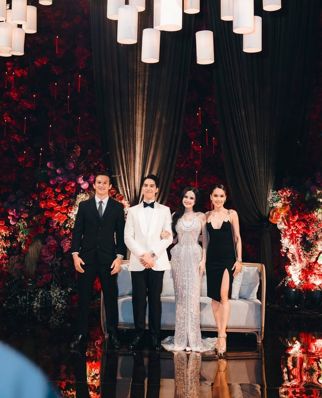 Cinta Laura hadir bersama sang kekasih, aktor dan model Arya Vasco. Bintang film ‘Agen +62’ ini seksi mengenakan gaun hitam berbelahan paha tinggi. Cinta memilih rias wajah dan rambut bergaya clean girl aesthetic yang simple, tampak natural dan segar. Foto: Instagram