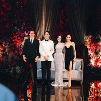 Cinta Laura hadir bersama sang kekasih, aktor dan model Arya Vasco. Bintang film ‘Agen +62’ ini seksi mengenakan gaun hitam berbelahan paha tinggi. Cinta memilih rias wajah dan rambut bergaya clean girl aesthetic yang simple, tampak natural dan segar. Foto: Instagram