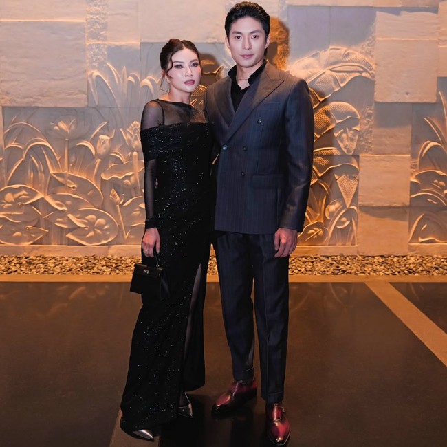 Menggandeng Giorgio Antonio sebagai ‘plus one’ ke kondangan, Sarwendah tampil glamor berbalut gaun hitam dengan aksen payet berkilauan. Foto: Instagram