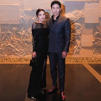 Menggandeng Giorgio Antonio sebagai ‘plus one’ ke kondangan, Sarwendah tampil glamor berbalut gaun hitam dengan aksen payet berkilauan. Foto: Instagram