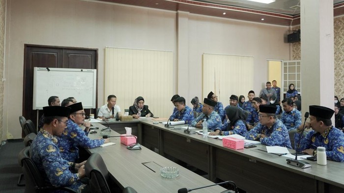 Guru P3K paruh waktu mengadu ke DPRD Kota Serang. (Arief/detikcom)
