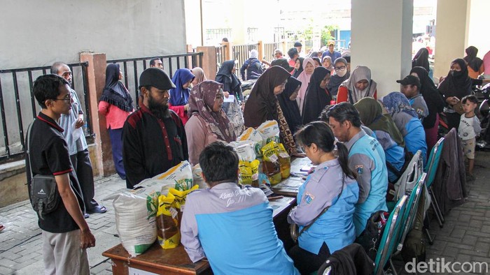 Harga Serba Mahal, Antrean Panjang Warnai Penyaluran Bantuan Pangan
